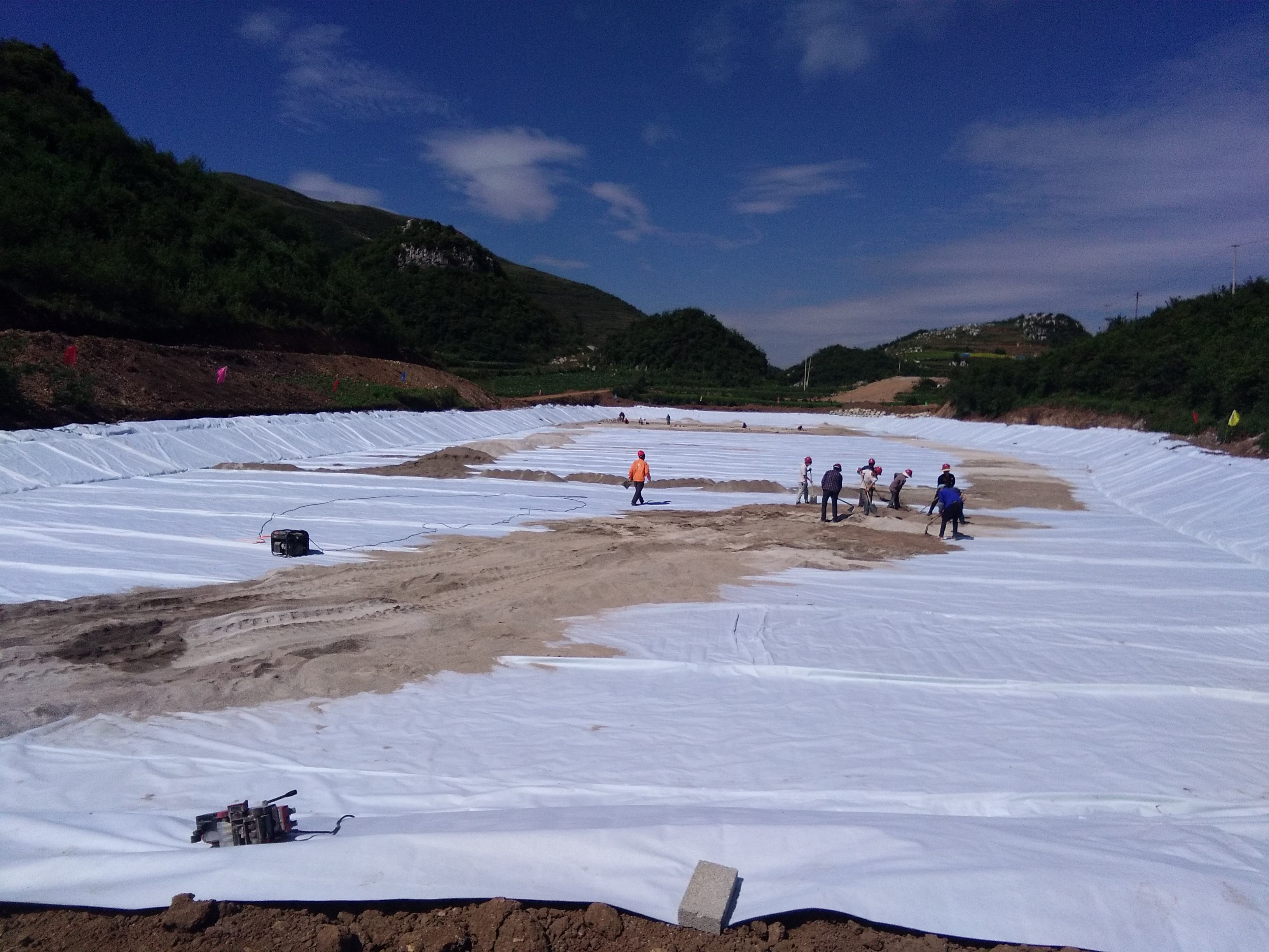 山谷型垃圾填埋場防滲土工膜規(guī)格應(yīng)如何設(shè)計(jì)？