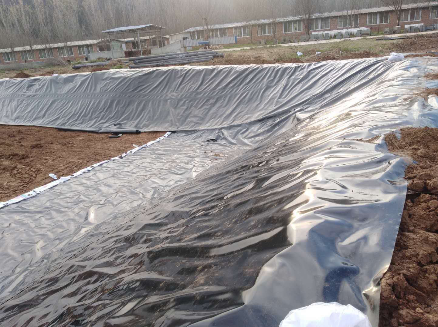 土工膜養(yǎng)殖如何設置防逃設施？