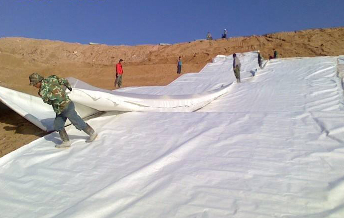 土工膜上回填土最大厚度是多少？